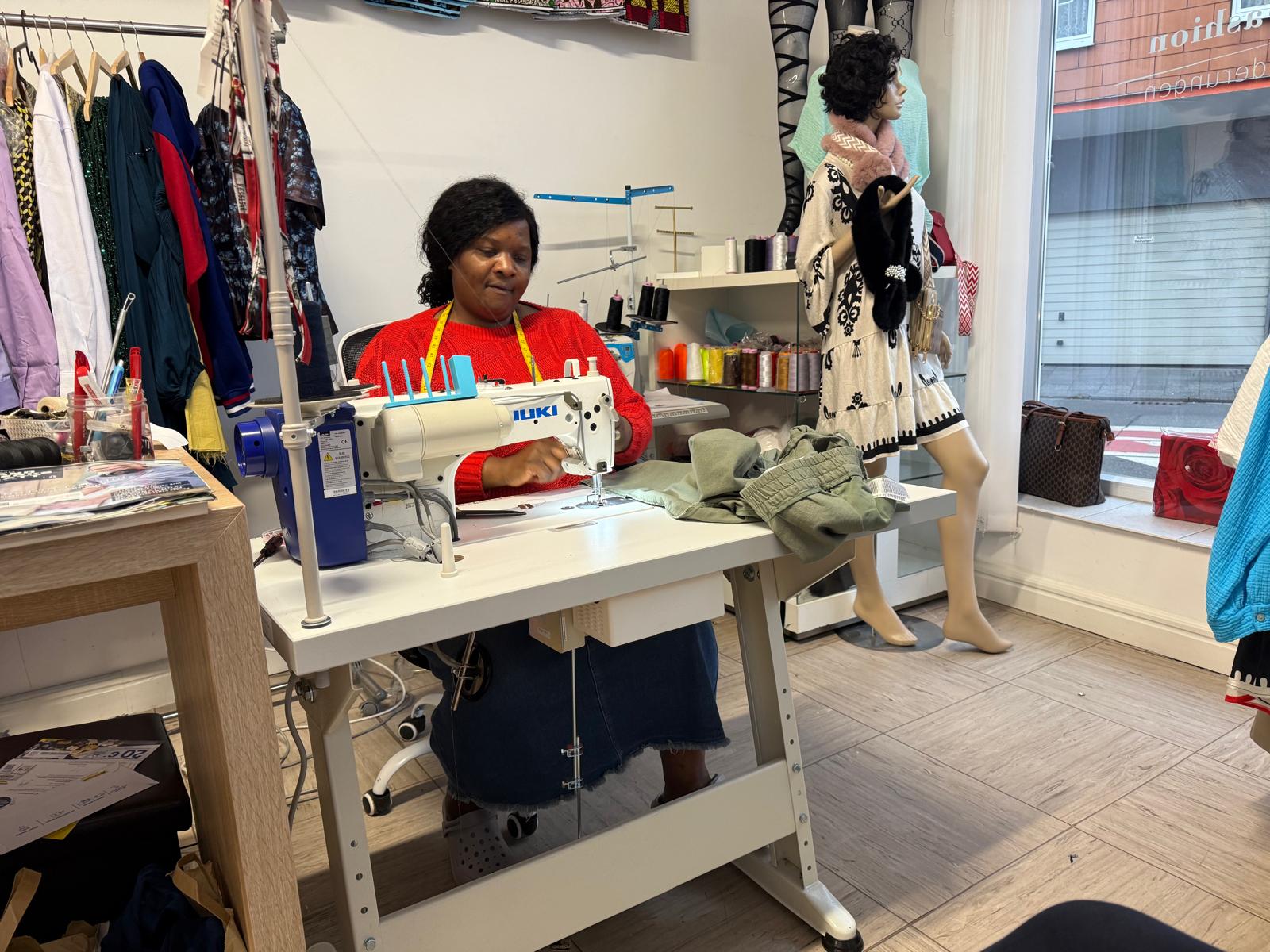 Constance N. Asangmbe an der Nähmaschine