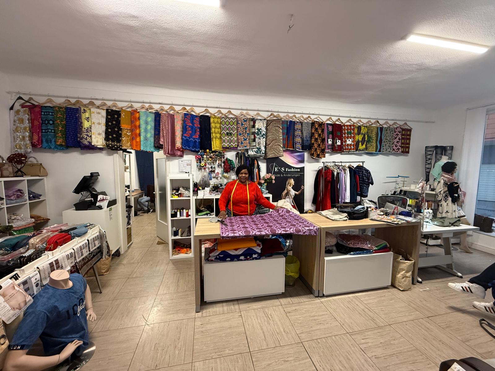 Bunte afrikanische Ankara-Stoffe im Laden