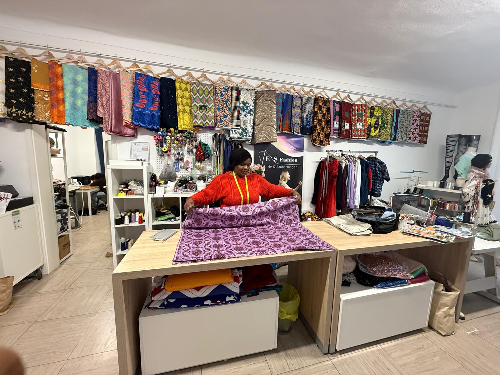 Kleidung auf Ständern